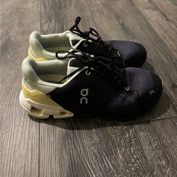 On Running Cloudflyer Women’s Sneakers in Navy Mint - Picture 3 of 5